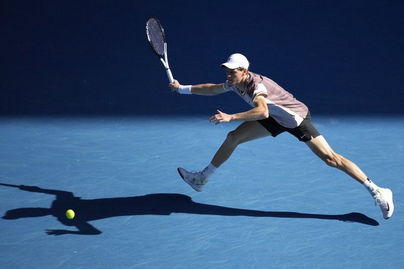 [멜버른=AP/뉴시스] 얀니크 신네르(4위·이탈리아)가 26일(현지시각) 호주 멜버른의 로드 레이버 아레나에서 열린 호주오픈 남자 단식 4강전에서 노바크 조코비치(1위·세르비아)와 경기하고 있다. 신네르는 2연패를 노리던 조코비치를 3-1(6-1 6-2 6-7 6-3)로 꺾고 결승에 선착했다. 2024.01.26.