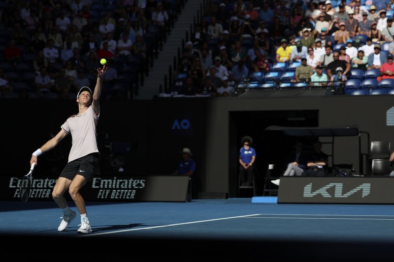 [멜버른=AP/뉴시스] 얀니크 신네르(4위·이탈리아)가 26일(현지시각) 호주 멜버른의 로드 레이버 아레나에서 열린 호주오픈 남자 단식 4강전에서 노바크 조코비치(1위·세르비아)와 경기하고 있다. 신네르는 2연패를 노리던 조코비치를 3-1(6-1 6-2 6-7 6-3)로 꺾고 결승에 선착했다. 2024.01.26.