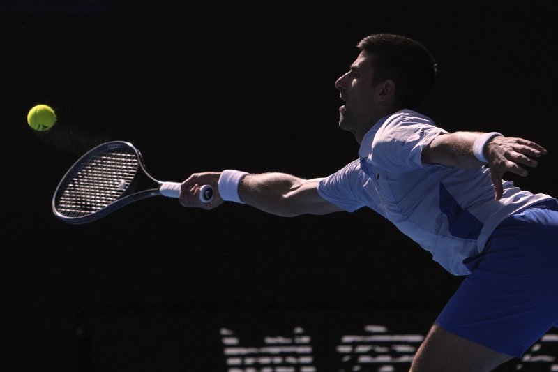 [멜버른=AP/뉴시스] 노바크 조코비치(1위·세르비아)가 26일(현지시각) 호주 멜버른의 로드 레이버 아레나에서 열린 호주오픈 남자 단식 4강전에서 얀니크 신네르(4위·이탈리아)와 경기하고 있다. 2연패를 노리던 조코비치는 1-3(1-6 2-6 7-6 3-6)으로 패해 호주오픈 33연승을 마감했다. 2024.01.26.