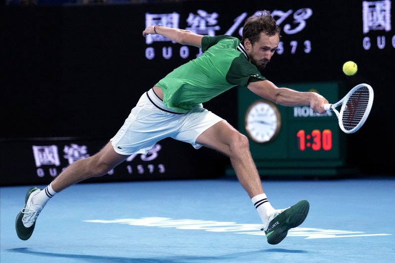 [멜버른=AP/뉴시스] 다닐 메드베데프(3위·러시아)가 26일(현지시각) 호주 멜버른 파크에서 열린 호주오픈 남자 단식 4강전에서 알렉산데르 즈베레프(6위·독일)와 경기하고 있다. 메드베데프는 두 세트를 내주고 세 세트를 내리 이기는 대역전극으로 즈베레프를 3-2(5-7 3-6 7-6 7-6 6-3)으로 꺾고 결승에 올라 얀니크 신네르(4위·이탈리아)와 우승을 다툰다. 2024.01.27.