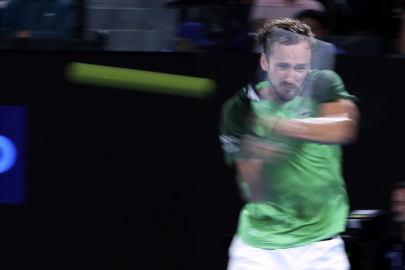 [멜버른=AP/뉴시스] 다닐 메드베데프가 28일(현지시간) 호주 멜버른 로드 레이버 아레나에서 열린 호주오픈 남자 단식 결승전 얀니크 신네르와의 경기에서 백핸드를 하고 있다. 신네르는 두 세트를 내준 후 3-2(3-6 3-6 6-4 6-4 6-3)로 역전승을 거두고 호주오픈 첫 우승을 차지했다. 2024.01.26.