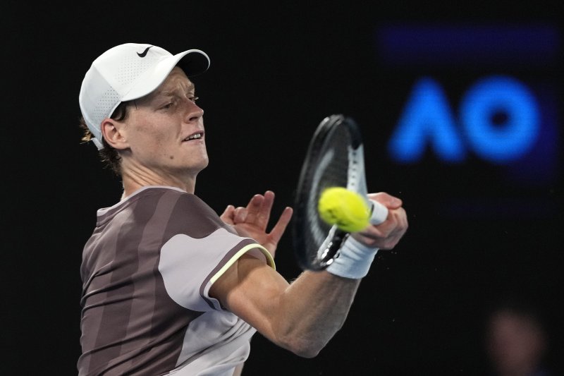 [멜버른=AP/뉴시스] 얀니크 신네르(4위·이탈리아)가 28일(현지시간) 호주 멜버른의 로드 레이버 아레나에서 열린 호주오픈 남자 단식 결승전 다닐 메드베데프(3위·러시아)와의 경기에서 공을 리턴하고 있다. 신네르는 두 세트를 내준 후 3-2(3-6 3-6 6-4 6-4 6-3)로 역전승을 거두고 호주오픈 첫 우승을 차지했다. 2024.01.26.