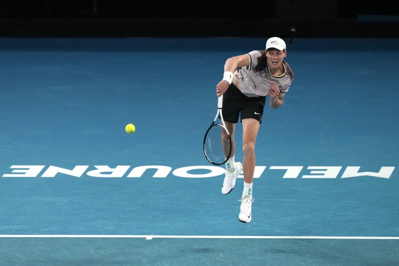 [멜버른=AP/뉴시스] 얀니크 신네르(4위·이탈리아)가 28일(현지시간) 호주 멜버른의 로드 레이버 아레나에서 열린 호주오픈 남자 단식 결승전 다닐 메드베데프(3위·러시아)와의 경기에서 공을 리턴하고 있다. 신네르는 두 세트를 내준 후 3-2(3-6 3-6 6-4 6-4 6-3)로 역전승을 거두고 호주오픈 첫 우승을 차지했다. 2024.01.26.