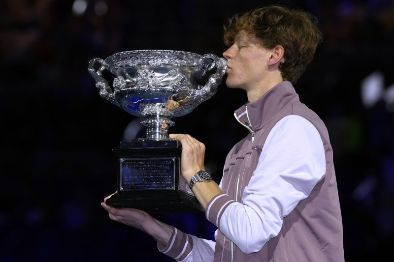 [멜버른=AP/뉴시스] 얀니크 신네르(4위·이탈리아)가 28일(현지시각) 호주 멜버른의 로드 레이버 아레나에서 열린 호주오픈 남자 단식 정상에 올라 '노먼 브룩스 챌린지' 컵을 들고 입 맞추고 있다. 신네르는 결승전에서 다닐 메드베데프(3위·러시아)에게 3-2(3-6 3-6 6-4 6-4 6-3)로 역전승을 거두고 처음으로 호주오픈 정상에 올랐다. 2024.01.29.