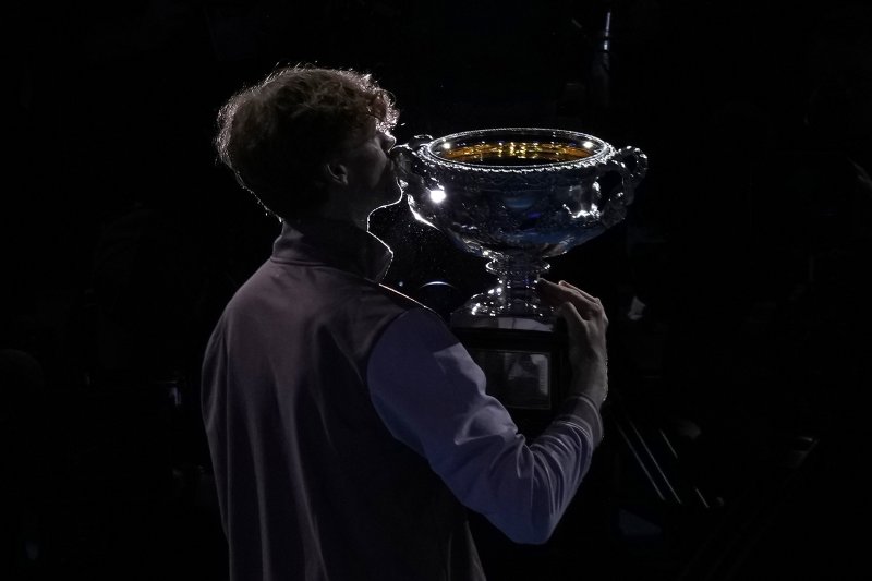 [멜버른=AP/뉴시스] 얀니크 신네르(4위·이탈리아)가 28일(현지시각) 호주 멜버른의 로드 레이버 아레나에서 열린 호주오픈 남자 단식 정상에 올라 '노먼 브룩스 챌린지' 컵을 들고 입 맞추고 있다. 신네르는 결승전에서 다닐 메드베데프(3위·러시아)에게 3-2(3-6 3-6 6-4 6-4 6-3)로 역전승을 거두고 처음으로 호주오픈 정상에 올랐다. 2024.01.29.