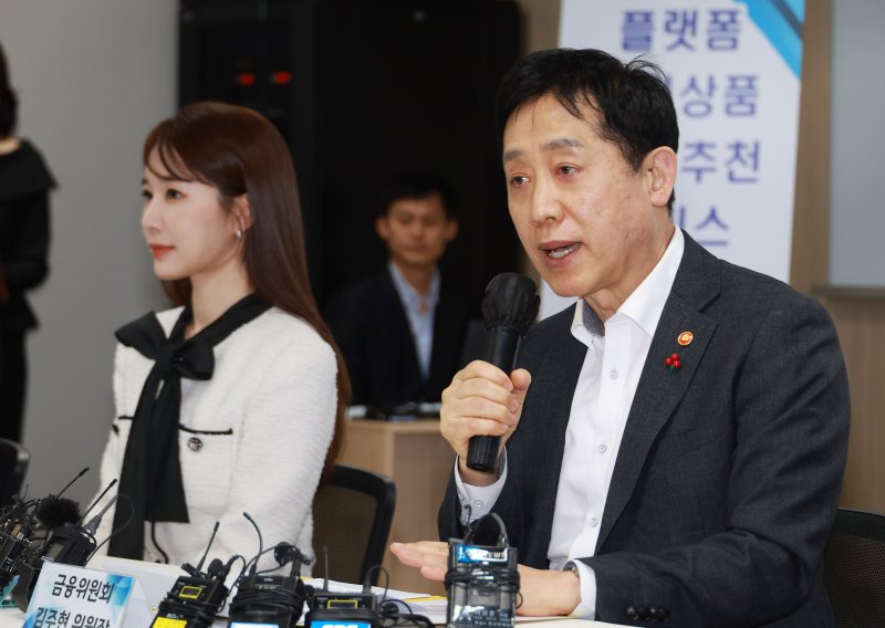 [서울=뉴시스] 김진아 기자 = 김주현 금융위원장이 18일 오후 서울 종로구 손해보험협회에서 열린 ‘플랫폼 보험상품 비교·추천 서비스 출시 상황 점검 회의’에서 발언하고 있다. (사진= 금융위원회 제공) 2024.01.18. photo@newsis.com *재판매 및 DB 금지
