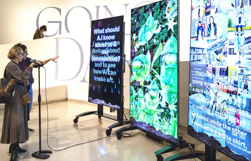 미국 뉴욕의 구겐하임 미술관에서 열린 'Late Shift x 스테파니 딘킨스' 전시에서 관람객들이 OLED 에보(evo)를 통해 AI가 그린 미디어아트 감상은 물론, AI가 올레드 화면(왼쪽)을 통해 질문하면 마이크로 대답하며 소통하는 색다른 경험을 즐기고 있다. LG전자 제공