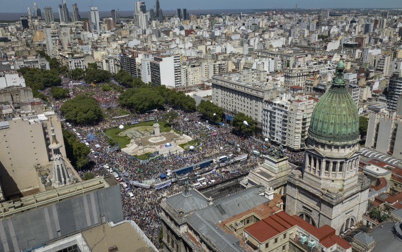 [부에노스아이레스=AP/뉴시스] 지난 24일(현지시간) 아르헨티나 부에노스아이레스에서 경제 노동 개혁에 반대하는 파업 참가자들이 의회 앞에서 시위를 벌이고 있다. 2024.01.29.