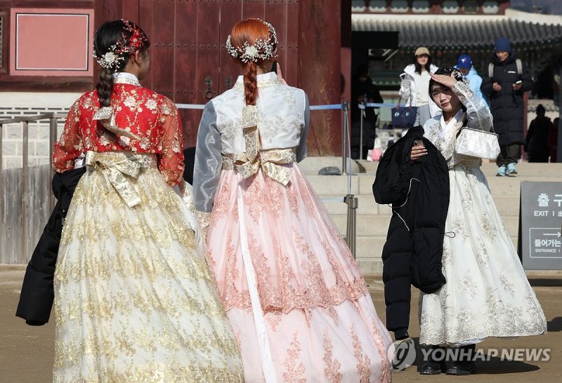 '외투 한 손에 들고' (서울=연합뉴스) 김성민 기자 = 전국이 영상 기온을 보인 28일 오후 서울 종로구 경복궁 인근에서 외국인 관광객이 외투를 손에 든 채 기념 촬영을 하고 있다. 2024.1.28 ksm7976@yna.co.kr (끝)