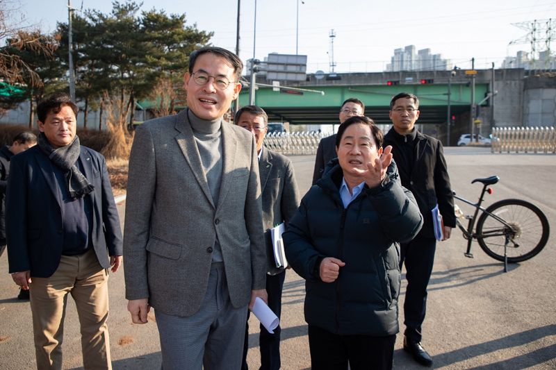 강희업 대도시권광역교통위원회 위원장(왼쪽)과 주광덕 남양주시장이 현장을 점검하고 있다. /남양주시 제공