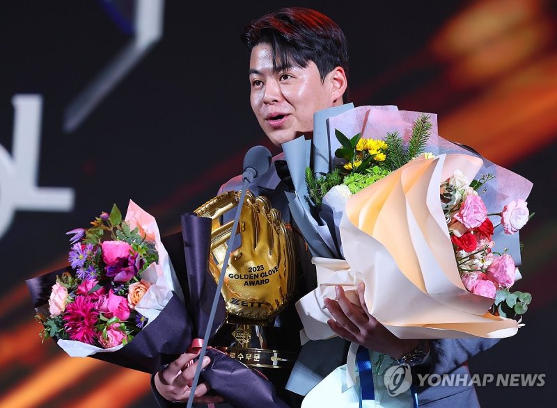 노시환, 생애 첫 골든글러브 노시환, 생애 첫 골든글러브 (서울=연합뉴스) 김도훈 기자 = 11일 오후 서울 강남구 코엑스 오디토리움에서 열린 2023 한국프로야구 KBO 골든글러브 시상식에서 3루수 상을 받은 한화 이글스 노시환이 소감을 밝히고 있다. 2023.12.11 superdoo82@yna.co.kr (끝)