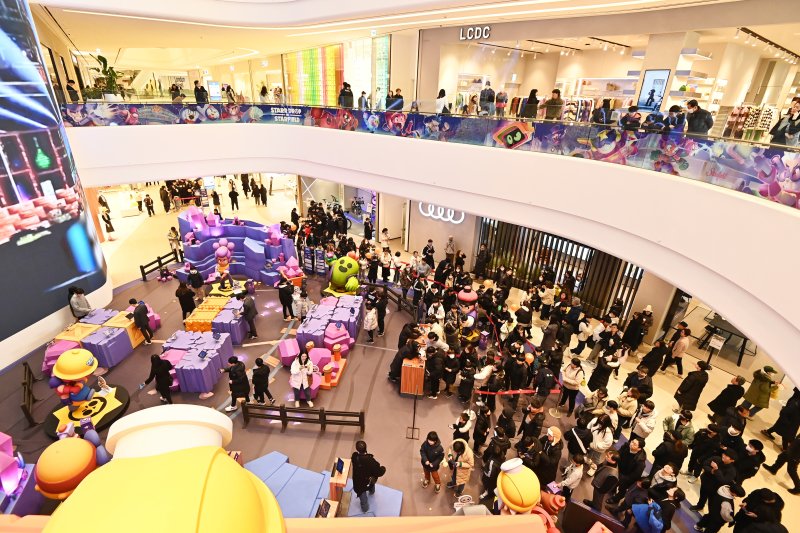 [수원=뉴시스] 김종택 기자 = 26일 정식 개장한 경기도 수원시 장안구 스타필드 수원을 찾은 시민들이 쇼핑몰을 둘러보고 있다. 스타필드 수원은 지하 8층~지상 8층 규모로 전체면적 약 10만 평(33만1000㎡), 동시주차 가능대수 4500대가 동시 주차할 수 있는 수원 지역 최대 규모의 복합쇼핑몰이다. 2024.01.26. jtk@newsis.com