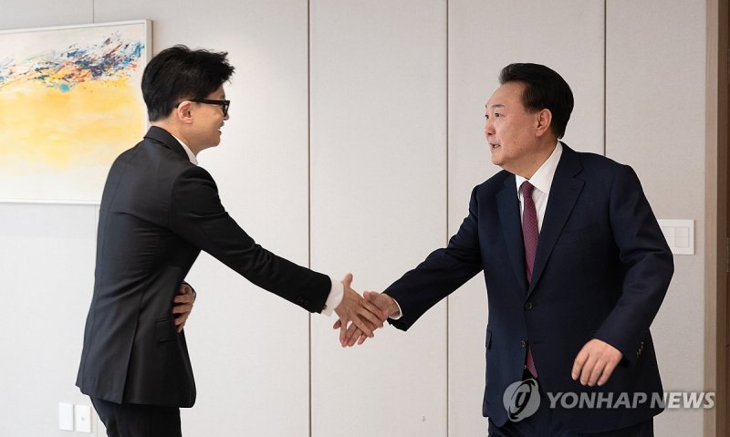 악수하는 윤석열 대통령과 한동훈 비대위원장 (서울=연합뉴스) 진성철 기자 = 윤석열 대통령과 국민의힘 한동훈 비상대책위원장이 29일 서울 용산 대통령실 청사에서 가진 오찬 회동에서 악수하고 있다. 2024.1.29 [대통령실 제공. 재판매 및 DB 금지] zjin@yna.co.kr (끝)