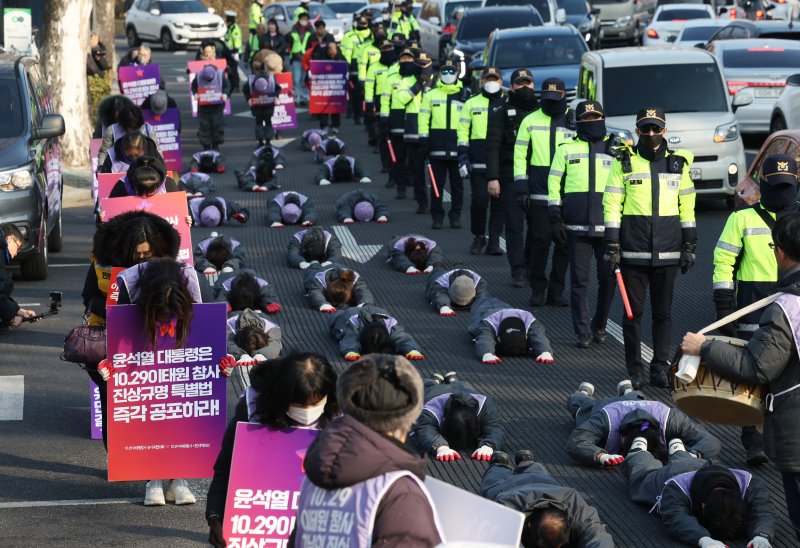 이태원 참사 유가족과 종교인들이 29일 오전 서울 용산구 이태원역 1번 출구 앞에서 대통령실 방향으로 이태원 참사 특별법 공포를 촉구하는 오체투지를 하고 있다. 사진=연합뉴스