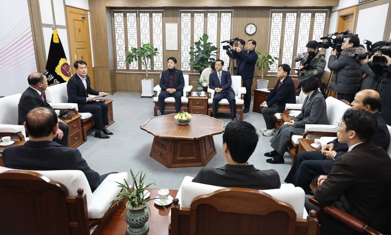 김기윤 금산군의회 의장을 비롯한 군의원 7명이 29일 ,대전시의회를 찾아 시의회 의장단과 대전·금산 통합 문제를 논의하고 있다.(대전시의회 제공)