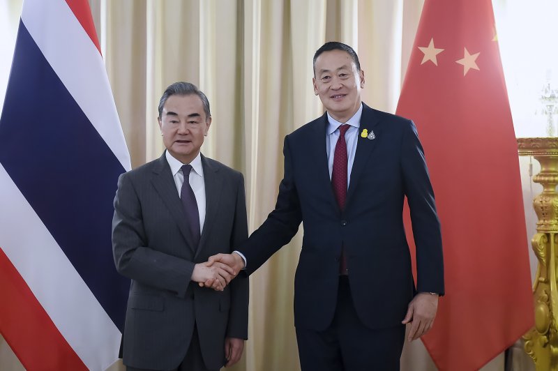 태국을 방문한 왕이(왼쪽) 중국 외교부장이 지난달 29일(현지시각) 태국 방콕에 있는 정부 청사에서 스레타 타위신 태국 총리와 악수하고 있다. 이날 두 나라는 비자 면제 협정을 체결했으며 이 협정은 3월 1일부터 발효된다. AP 뉴시스