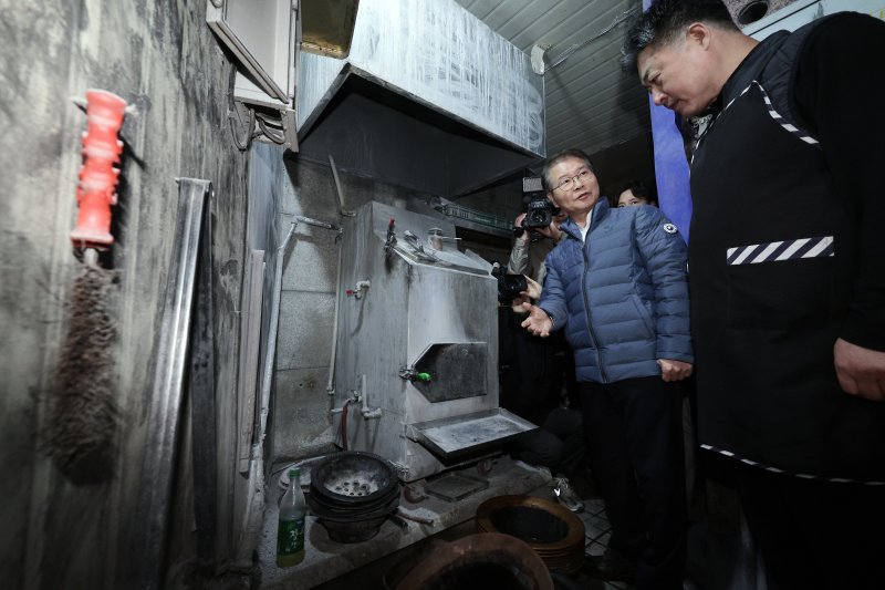 "중대재해법 예방 최선" 음식점 찾은 이정식 고용부 장관이정식 고용노동부 장관(왼쪽)이 29일 중소영세기업 중대재해처벌법 적용 관련 사업장 순회로 서울 중구 명동의 한 음식점을 방문해 숯가마를 살펴보고 있다. 연합뉴스