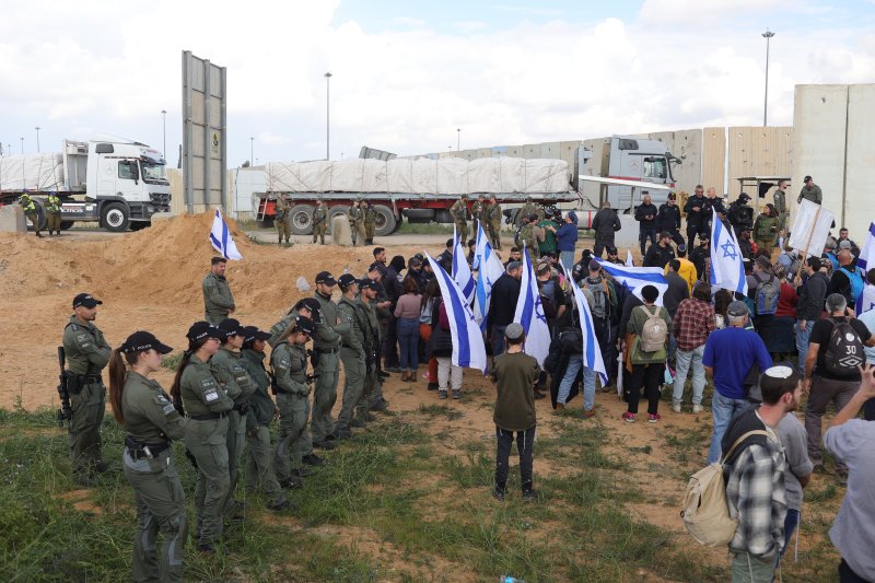1월 29일 팔레스타인 가자지구와 이스라엘을 연결하는 케렘 샬롬 검문소에서 이스라엘 우파 시위대가 가자지구로 진입하는 구호품 트럭을 막기 위해 시위를 벌이고 있다.EPA연합뉴스