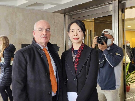 중국 헝다 그룹의 청산인으로 29일 임명된 에드워드 미들턴(왼쪽)과 티파니 옹. 사우스차이나모닝포스트 웹사이트 캡처
