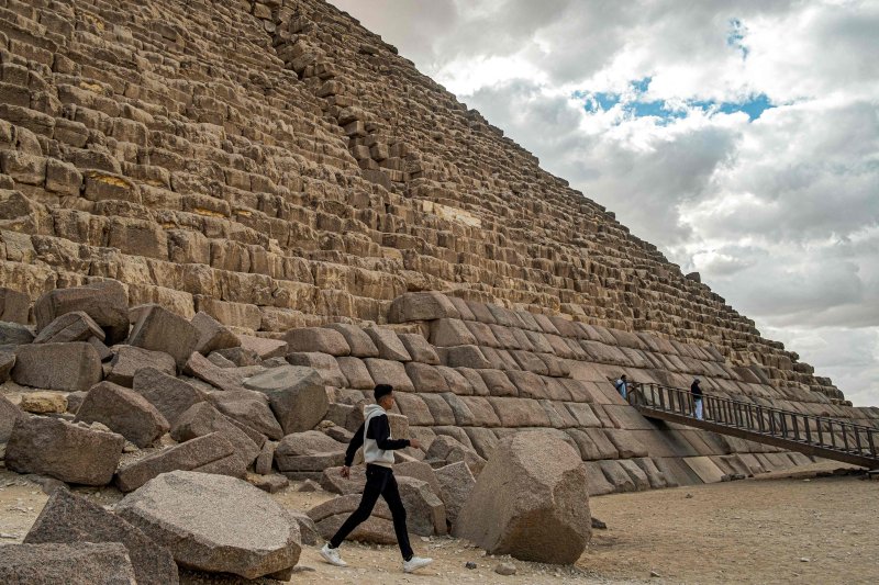 관광객 급한 이집트, 피라미드 부실 복원 논란