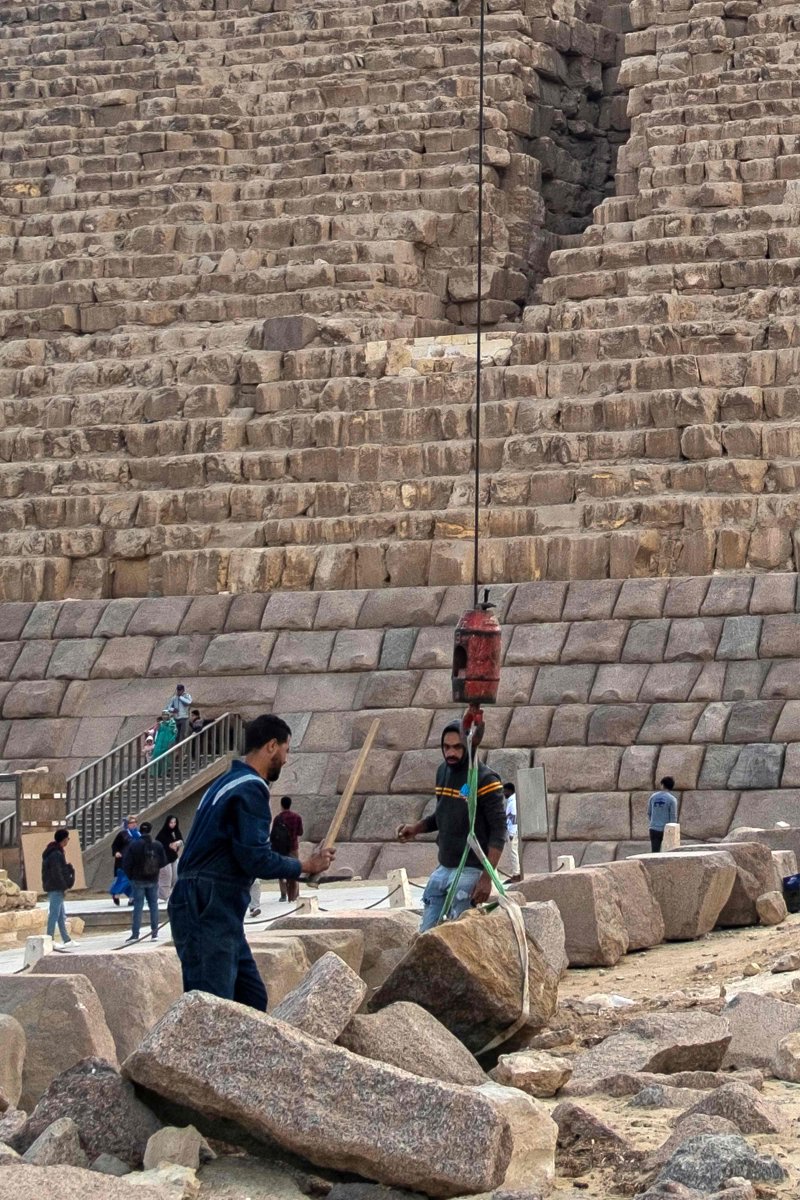 지난달 29일 이집트 카이로 인근 기자 고원에서 촬영된 멘카우레 피라미드에서 복원 공사를 위한 석재가 크레인에 매달려 있다.<div id='ad_body3' class='mbad_bottom' ></div>AFP연합뉴스