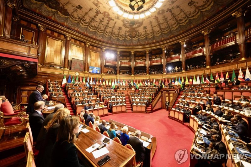 이탈리아-아프리카 정상회의 epa11112274 A handout photo made available by Chigi Palace shows participants at the Italy-Africa summit at the Senate in Rome, Italy, 29 January 2024. The aim of the Italy-Africa summit is to present Italy's idea of development for the African continent based on the Mattei Plan, Ital