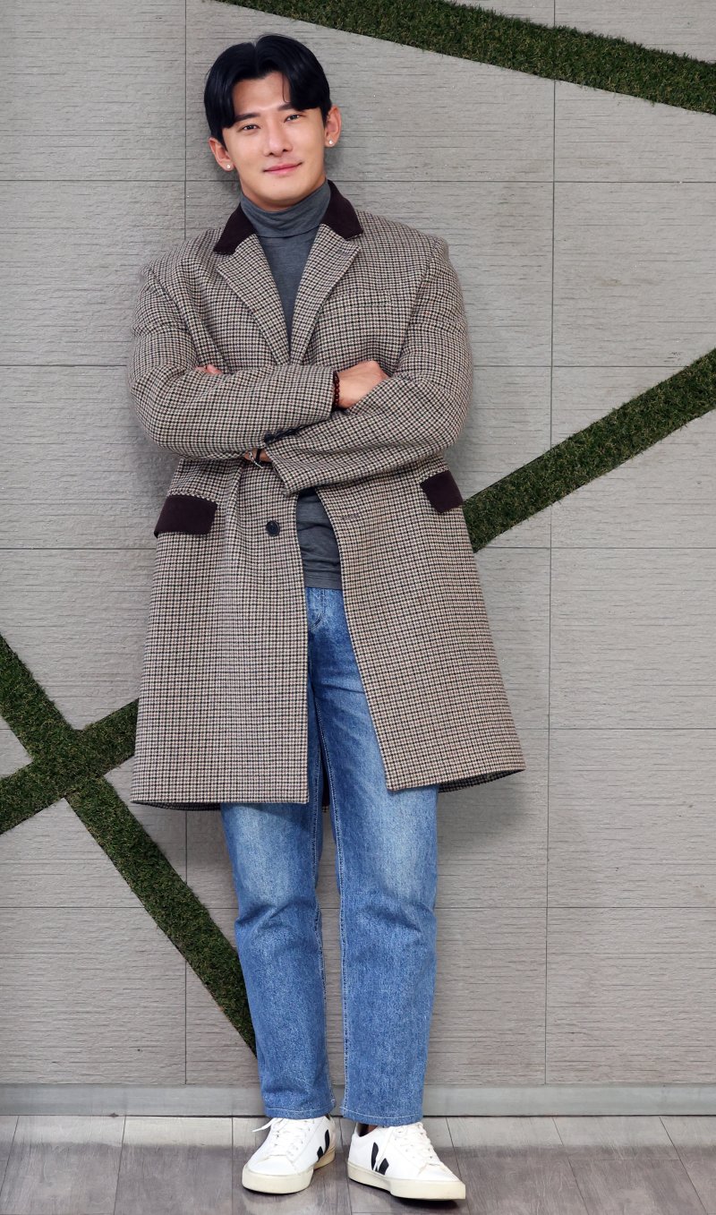 [서울=뉴시스] 최진석 기자 = 넷플릭스 리얼리티쇼 '솔로지옥 시즌3'에 출연했던 이진석이 17일 서울 중구 뉴시스에서 인터뷰하며 포즈를 취하고 있다. 2024.01.XX. myjs@newsis.com