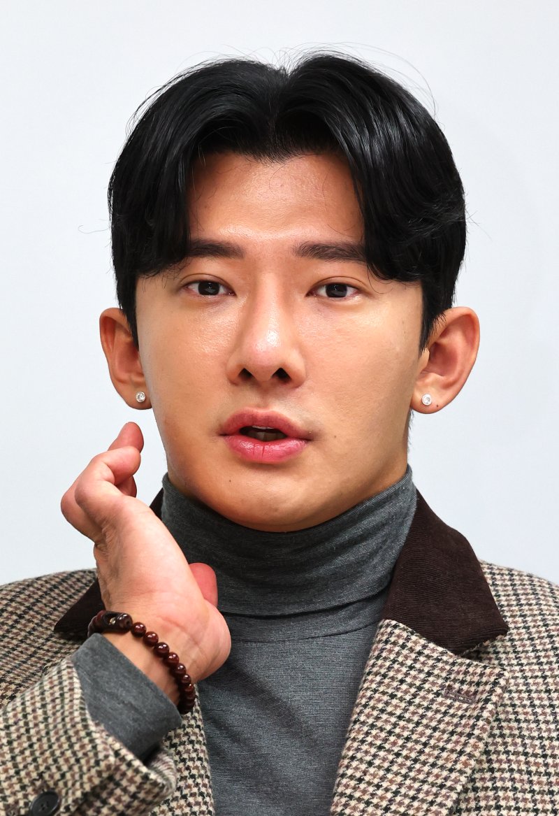 [서울=뉴시스] 최진석 기자 = 넷플릭스 리얼리티쇼 '솔로지옥 시즌3'에 출연했던 이진석이 17일 서울 중구 뉴시스에서 인터뷰하고 있다. 2024.01.XX. myjs@newsis.com