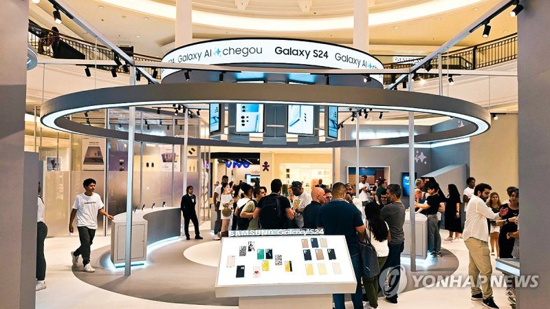 브라질 상파울루 '갤럭시 S24 시리즈' 체험 공간 브라질 상파울루 '갤럭시 S24 시리즈' 체험 공간 (서울=연합뉴스) 삼성전자가 모바일 AI의 시대를 여는 '갤럭시 S24 시리즈'를 전 세계 주요 국가에서 오는 31일부터 출시한다. 사진은 지난 17일 브라질 상파울루에 위치한 '갤럭시 S24 시리즈' 체험 공간에서 현지 소비자들이 제품을 체험하는 모습. 2024.1.30 [삼성전자 제공. 재판매 및 DB 금지] photo@yna.co.kr (끝)