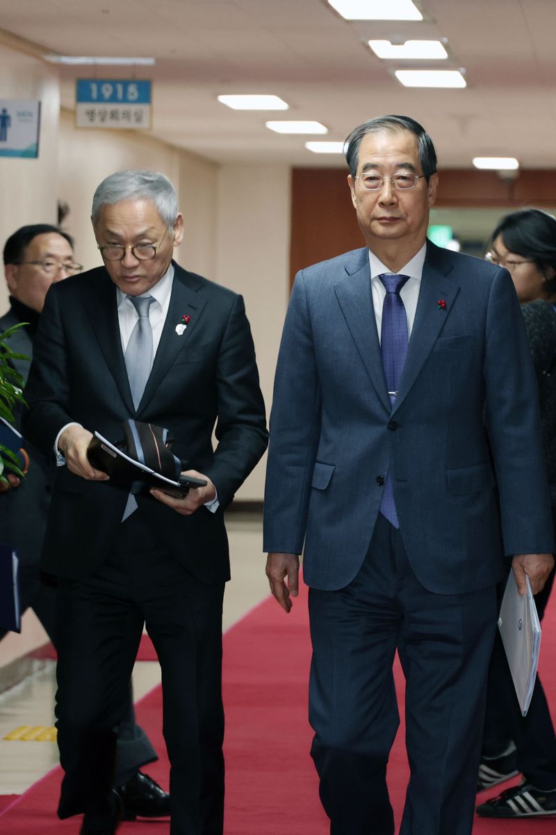 한덕수 국무총리가 30일 오전 서울 종로구 정부서울청사에서 열린 국무회의에 참석하고 있다. 사진=서동일 기자