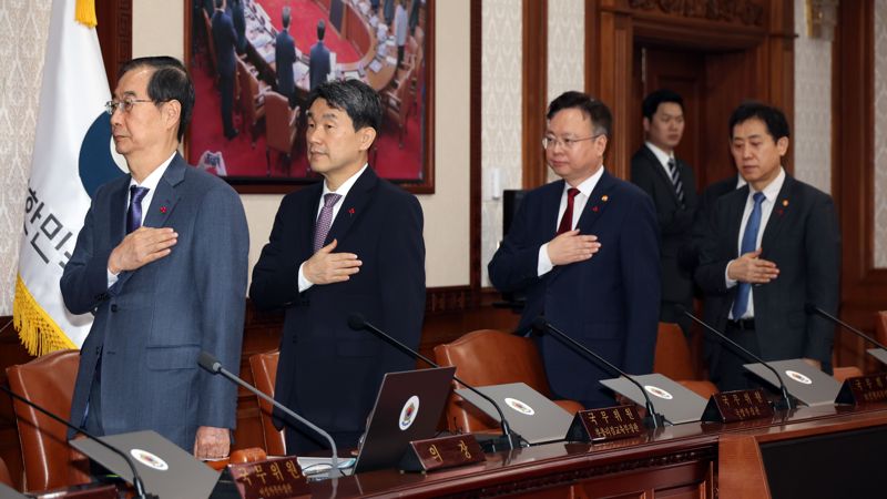 한덕수 국무총리가 30일 오전 서울 종로구 정부서울청사에서 열린 국무회의에서 국민의례를 하고 있다.<div id='ad_body2' class='ad_center'></div> 사진=서동일 기자