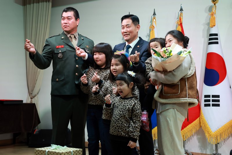 신원식 국방부 장관이 지난해 21일 서울 용산구 국방컨벤션에서 열린 다자녀 가족 초청 격려행사에서 맹준영 상사 가족과 함께 기념촬영을 하고 있다. 사진=국방부 제공