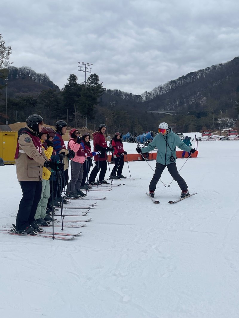 말레이이사 인플루언서와 미디어 관계자들이 원주 오크밸리 리조트에서 스키레슨을 받고 있다.(강원도 글로벌본부 제공) 2024.1.30/뉴스1