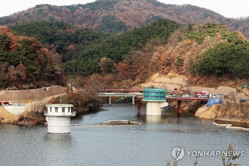 지난해 11월 경북 경주시 강동면 안계저수지 교량 공사현장에서 콘크리트 타설 중 상판이 무너지면서 작업자 8명이 추락하는 사고가 나자 경찰과 소방당국이 현장을 수습하고 있다. 연합뉴스 제공