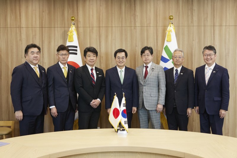 김동연 경기도지사가 30일 경기도청에서 일본 아이치현의회 의원단을 만나 경기도와 아이치현 간 제조업 분야 협력과 청년교류 등 우호협력 활성화 방안을 모색했다. 경기도 제공