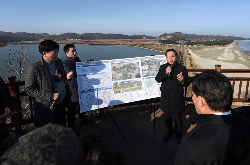 유정복 인천시장이 2023년 2월 옹진군 백령도에서 백령공항 건설사업을 점검하고 있다.(인천시 제공)