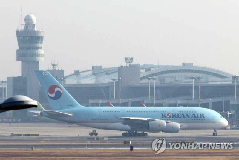 대한항공 여객기 대한항공, 작년 역대 최대실적…영업익 2배 증가 (영종도=연합뉴스) 한종찬 기자 = 대한항공이 지난해 화물사업 호조와 본격적인 여객 수요 회복으로 역대 최대 연간 실적을 기록했다. 대한항공은 별도 재무제표 기준 작년 매출이 전년 대비 53% 증가한 13조4천127억원, 영업이익이 97% 증가한 2조8천836억원을 기록했다고 1일 공시했다. 이날 인천공항 제1터미널 계류장에서 대한항공 항공기가 이동하고 있다. 2023.2.1 saba@yna.co.kr (끝)