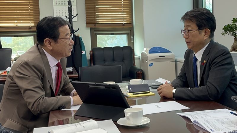 이현재 하남시장(왼쪽)과 박상우 국토교통부 장관이 하남시 현안에 대해 논의하고 있다. /하남시 제공