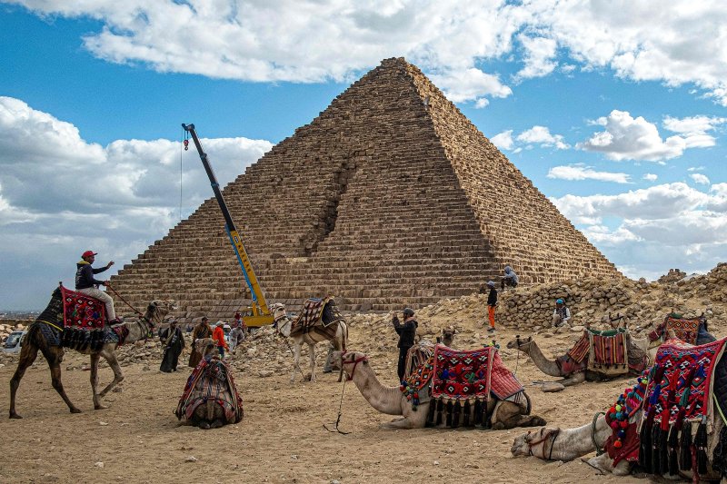 관광객 급한 이집트, 피라미드 부실 복원 논란