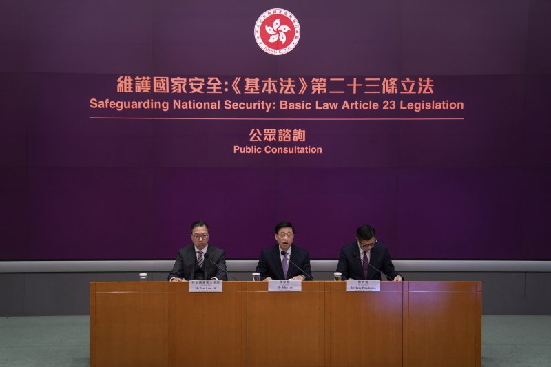 홍콩의 존 리 행정장관(가운데)이 30일 새로 만드는 국가안전조례의 요지를 발표하고 있다. AP뉴시스