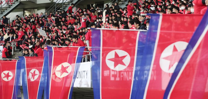 일본 지바 소가스포츠파크에서 열린 2017 동아시안컵 북한과 일본의 여자 축구경기에서 북한 응원단이 열띤 응원을 펼치고 있다. 뉴스1