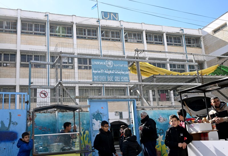1월 30일 팔레스타인 요르단강 서안지구 베들레헴에서 난민 학생들이 유엔 팔레스타인 난민구호기구(UNRWA)가 운영하는 학교에 들어가고 있다.UPI연합뉴스