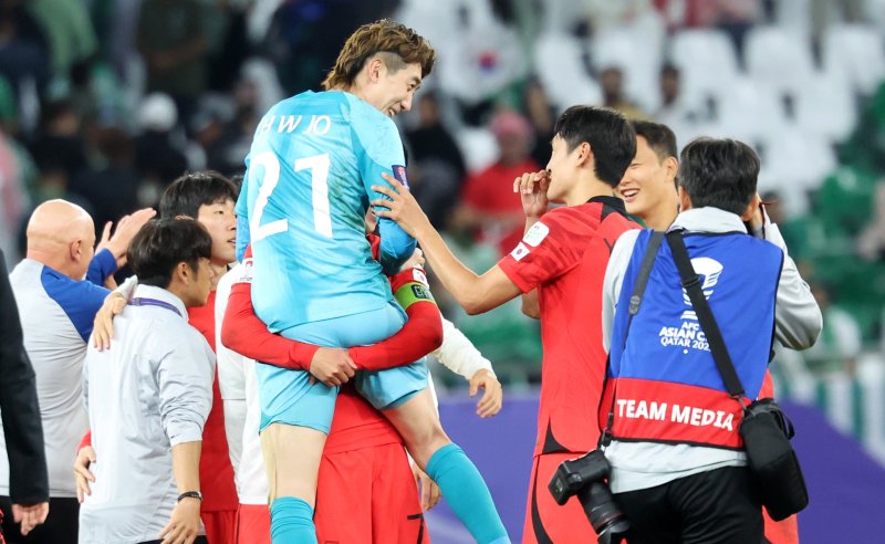 대한민국 조현우가 30일(현지시간) 카타르 알라이얀 에듀케이션 시티 스타디움에서 열린 2023 아시아축구연맹(AFC) 카타르 아시안컵 16강전 대한민국과 사우디아라비아의 경기, 승부차기에서 선방쇼를 선보인 후 선수들과 기뻐하고 있다. 2024.1.31/뉴스1 ⓒ News1 김성진 기자