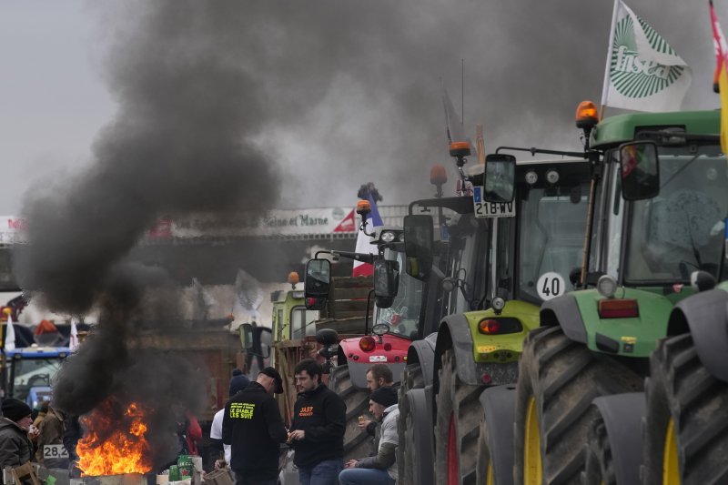 30일(현지시각) 프랑스 파리 동쪽 조시니에서 농민들이 트랙터로 고속도로를 막고 시위하고 있다. 정부의 농업 정책에 반대하며 2주째 시위를 이어가는 프랑스 농민들이 파리 외곽을 트랙터로 포위하고 시위 강도를 높이고 있다. AP뉴시스