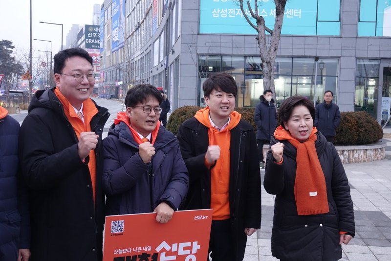 이준석 대표를 비롯한 개혁신당 지도부가 31일 세종시를 방문, 대평동 종합운동장교차로에서 화이팅을 외치고 있다. 왼쪽부터 천하람 최고위원, 김양곤 당원, 이준석 대표, 양향자 원내대표. / 뉴스1