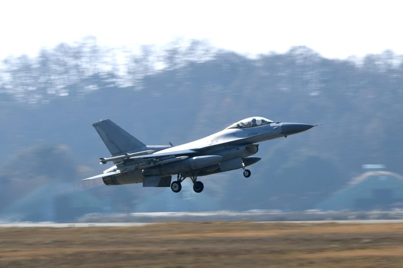 주한미군 F-16 전투기, 군산 직도 인근서 추락…조종사 무사(종합)