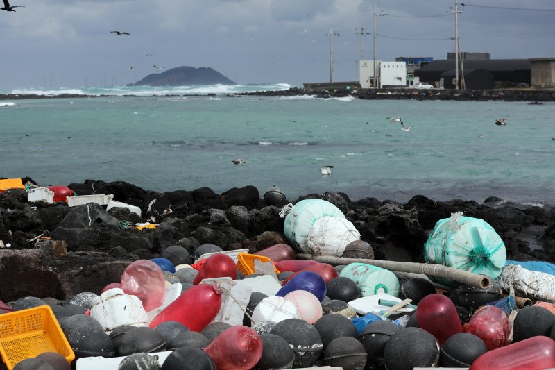 지난 1월 24일 제주시 한경면 해안가에 북서풍에 떠밀려온 폐어구 등 각종 플라스틱 해양폐기물들이 널브러져있다./뉴스1
