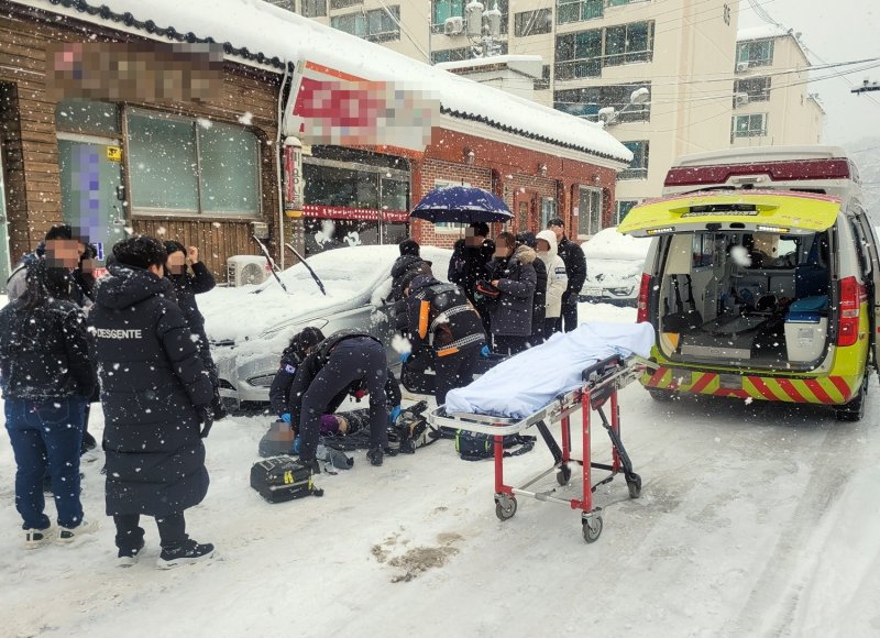 "소중한 생명 살렸다"...폭설 속 의식 잃은 60대 구한 여성, 뜻밖 정체