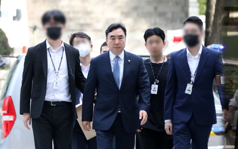 2021년 더불어민주당 전당대회 돈 봉투 살포 의혹에 관여한 혐의로 구속영장이 청구된 윤관석 무소속 의원이 지난해 8월 4일 서울 서초구 서울중앙지법에서 열린 영장실질심사(구속 전 피의자심문)에 출석하고 있다. /사진=뉴시스