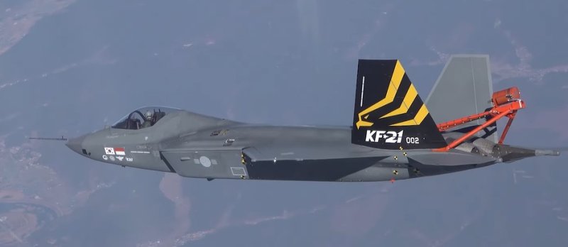 KF-21 시제 2호기가 경남 사천 남해 상공에서 고받음각 조종안정성 비행시험을 수행하고 있다. 사진=방위사업청 제공